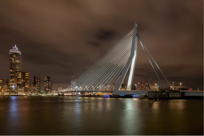 De skyline van Rotterdam met de Erasmusbrug, de foto