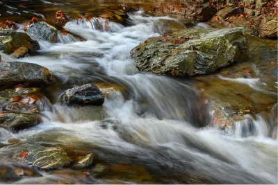 Sterke stroming tussen de rotsen, de foto