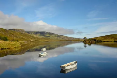 Bootjes in het meer op het eiland Skye, de foto