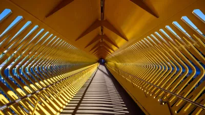 Gele Loopbrug met Schaduwstrepen, de foto