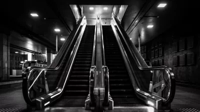 Lege Roltrappen in Stilte, de foto
