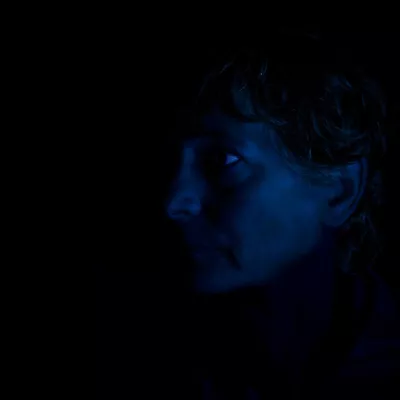 Profiel in Blauw Licht, de foto