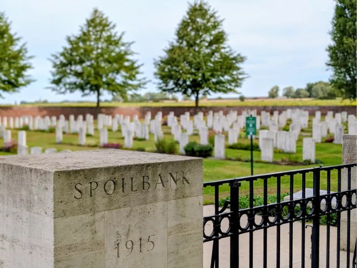 Spoilbank Cemetery, een begraafplaats van het Britse Gemenebest in het Belgische Heuvelland, opgericht in 1915 als gevolg van de hevige gevechten rond het kanaal van Ieper naar Komen.