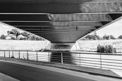 Onder de brug, boven het water, de foto