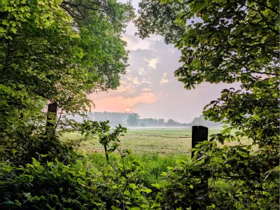 De zon breekt door de wolken, de foto