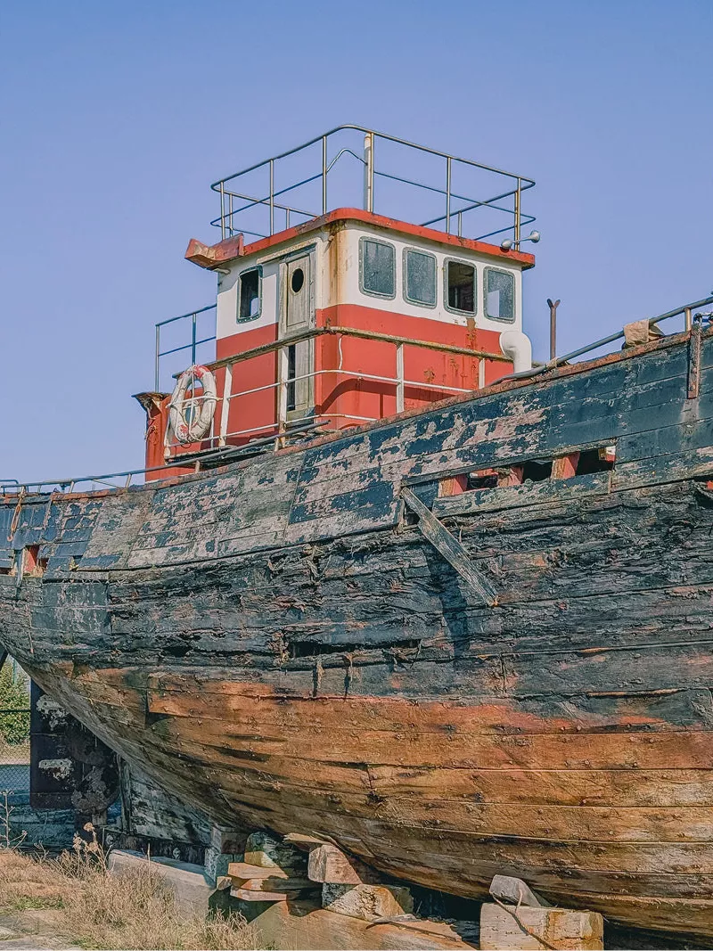Deze vissersboot in de haven van Oostende vaart niet meer uit, maar heeft een vaste plaats gekregen langs de kade.
