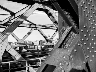 Door de brug de kerk, de foto