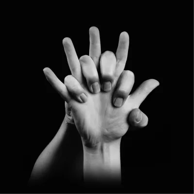 Hand Signs: Protect, de foto