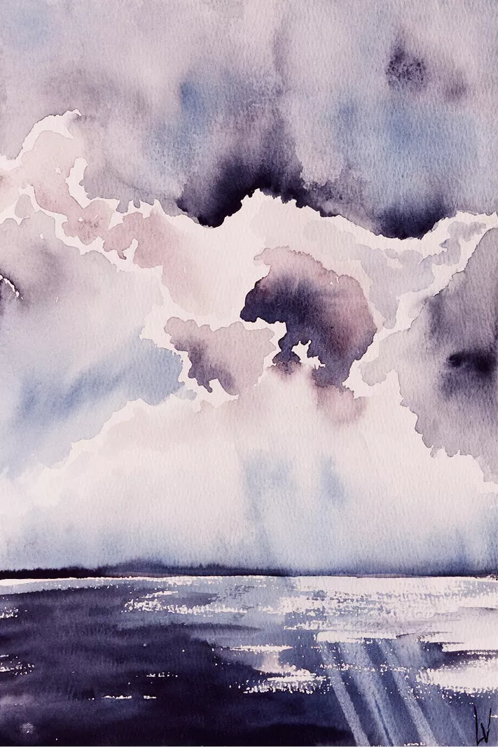 Donkere wolken boven de zee die openbreken, met zonlicht dat in stralen op het water valt
