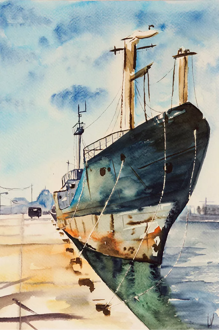 Oud groen schip met roestvlekken aangemeerd aan een kade, met masten tegen een blauwe lucht