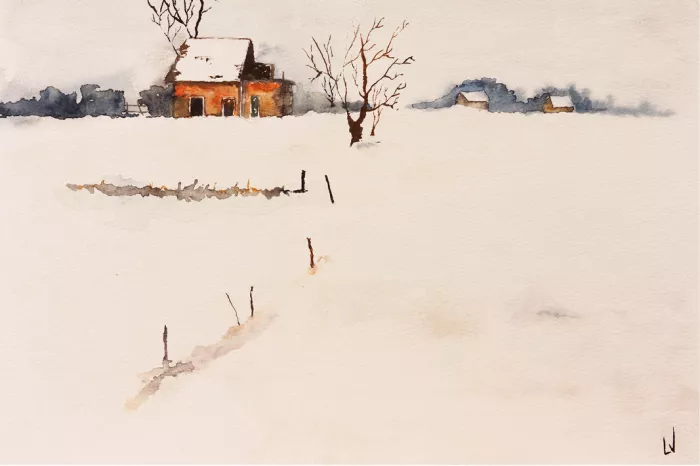 Besneeuwde weide met paaltjes en een huisje met rode muren tussen kale bomen