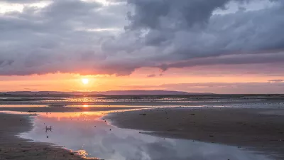 Spel van zon met wolken en water, de foto