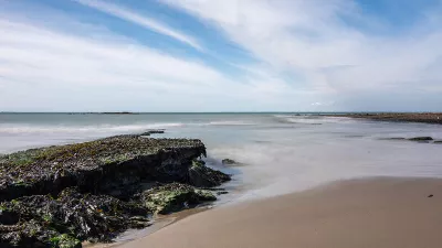 Overgang van steen naar zee, de foto