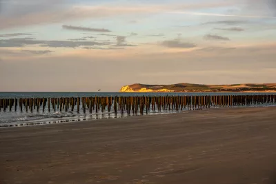 Muur van strandpalen, de foto
