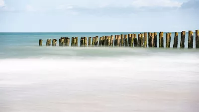 De palen verwalen in de zee, de foto