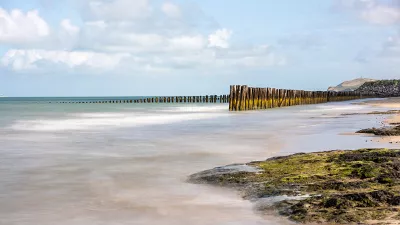 Lijnenspel van de strandpalen, de foto