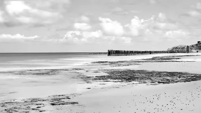 Weids zand en verre paalrij, de foto