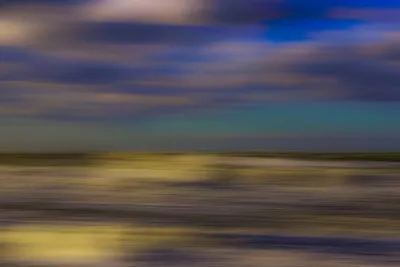 Gele Vegen onder Blauwe Wolken, de foto