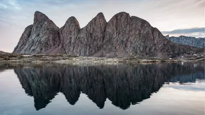 Solitary Arctic Peaks, de foto