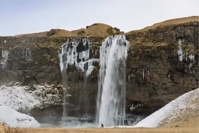 Tiny figure below the falls, de foto