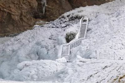 Across the icy hillside, de foto