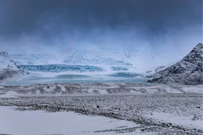 Donkere wolken boven de ijsval, de foto