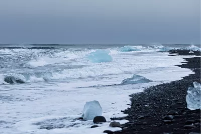 Foam along the shoreline, de foto