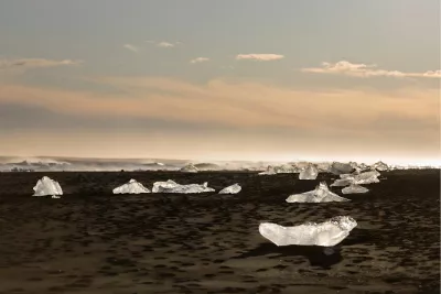 Footprints around lone ice chunks, de foto