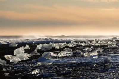 Glowing blocks on frosty sand, de foto