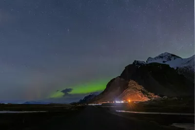 Lege weg onder sterrenhemel, de foto