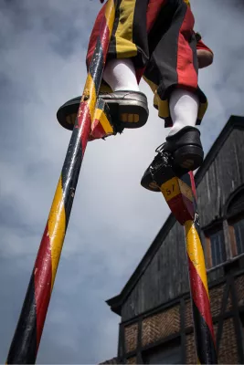 Hoog en droog op de stelten, de foto