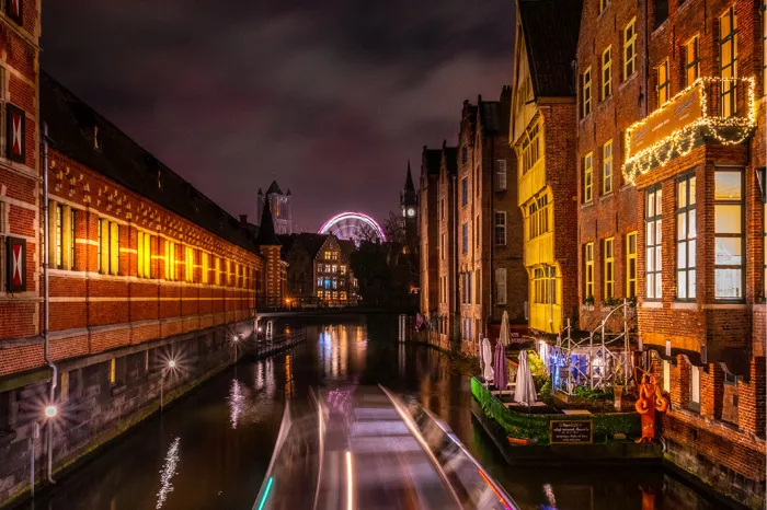 De Korenlei en de Graslei in Gent, België, 's nachts. Deze kades langs de Leie zijn bekend om hun historische gildehuizen en vormen een iconisch uitzicht in de stad. 