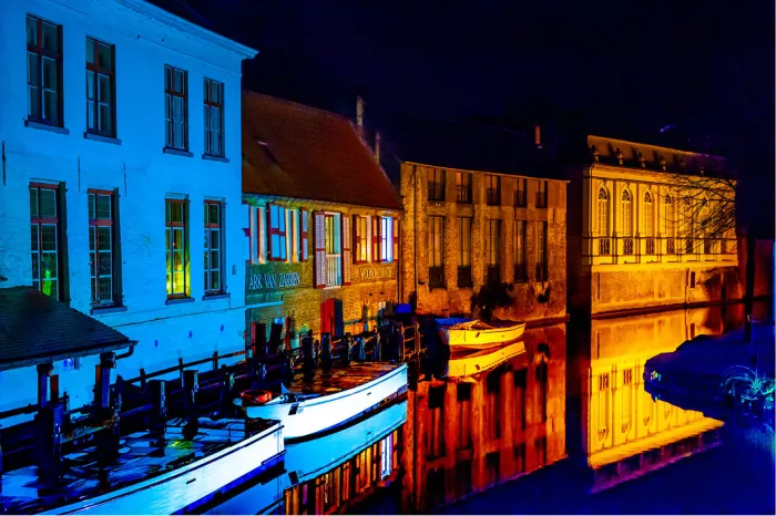 Het Dijver-kanaal is een van de meest pittoreske kanalen in Brugge en staat bekend om zijn historische gebouwen en serene wateren. 