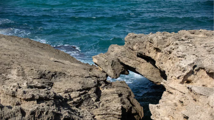 Een rotsformatie bij het strand van Dor Habonim in Israël. Het strand van Dor Habonim staat bekend om zijn natuurlijke baaien en rotsachtige kustlijn.