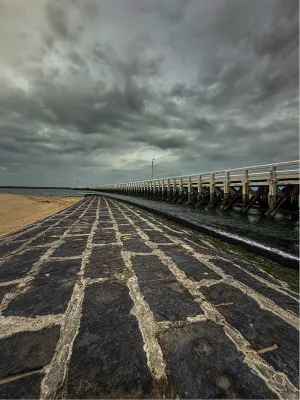 Golfbreker langs de pier, de foto