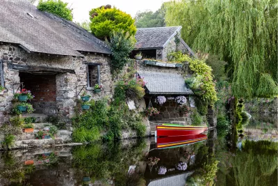 Roeiboot bij het stenen huis, de foto