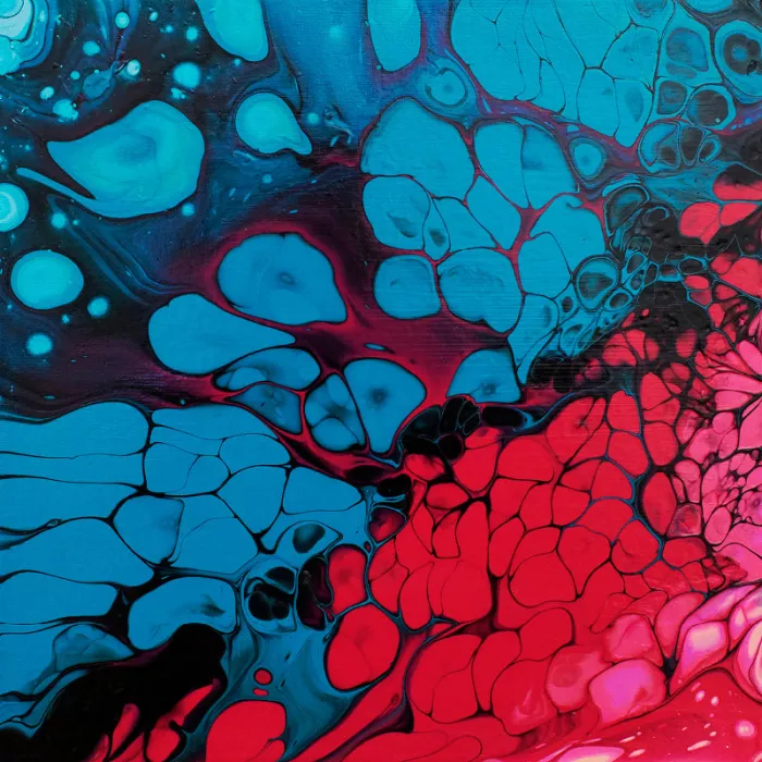 Abstract schilderij met blauwe en roze cellen als kiezels, gescheiden door donkere aders