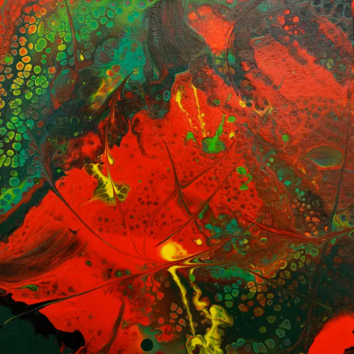 Abstract schilderij in vurig rood met groene en zwarte cellen aan de randen en gele strepen