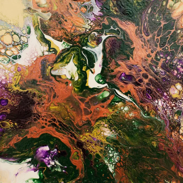 Abstract schilderij met koperbruin, donkergroen, paars en wit in grillige vormen en cellen