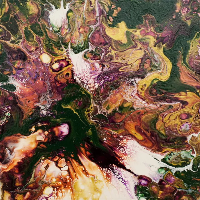 Abstract schilderij met een donkergroene stroom en spatten van wit, oker, goud en paars
