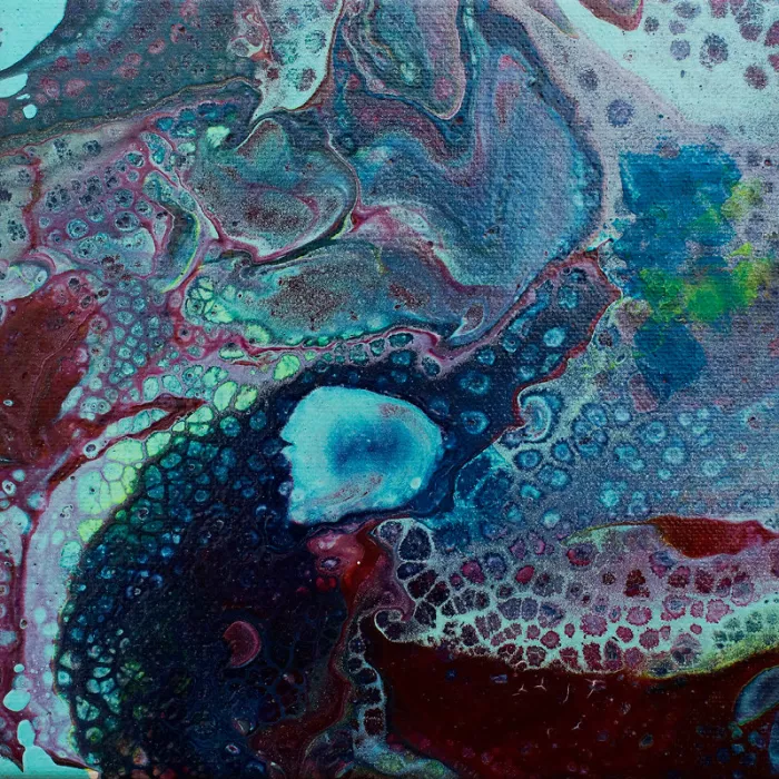 Abstract schilderij met lichtblauwe vlakken rond een donkere kolk en cellen in mint, roze en rood