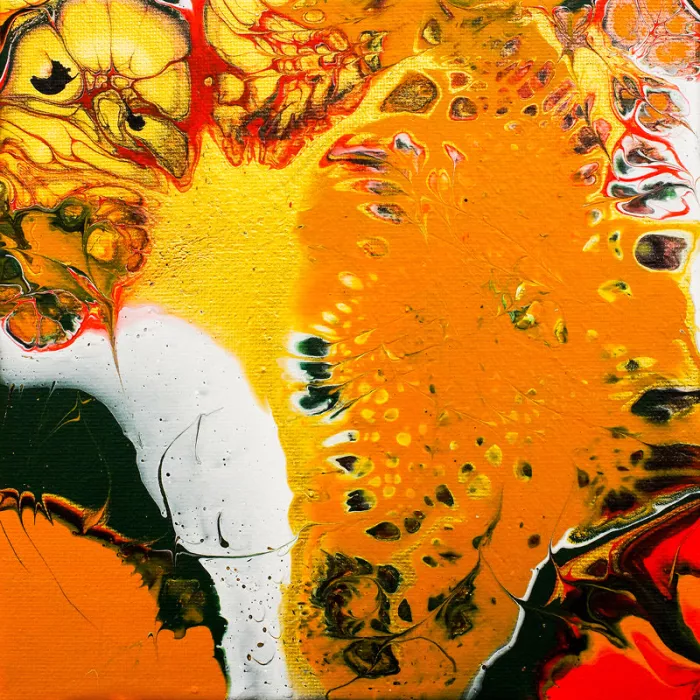 Abstract schilderij met een groot oranje en geel vlak, een witte stroom en zwarte en rode spikkels