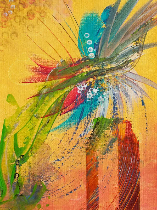 Abstract schilderij van een vogel uit turkoois, rode en groene streken op een goudgele ondergrond