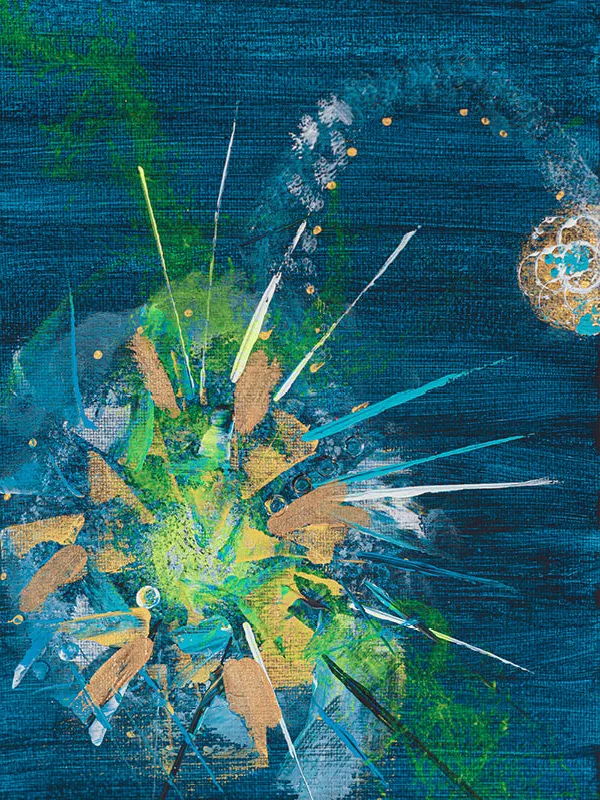 Abstract schilderij met een uitbarsting van gele, groene en lichtblauwe streken op een donkerblauwe ondergrond