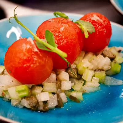 Food - Gepeld Kerstomaatje op een bedje van courgette, de foto